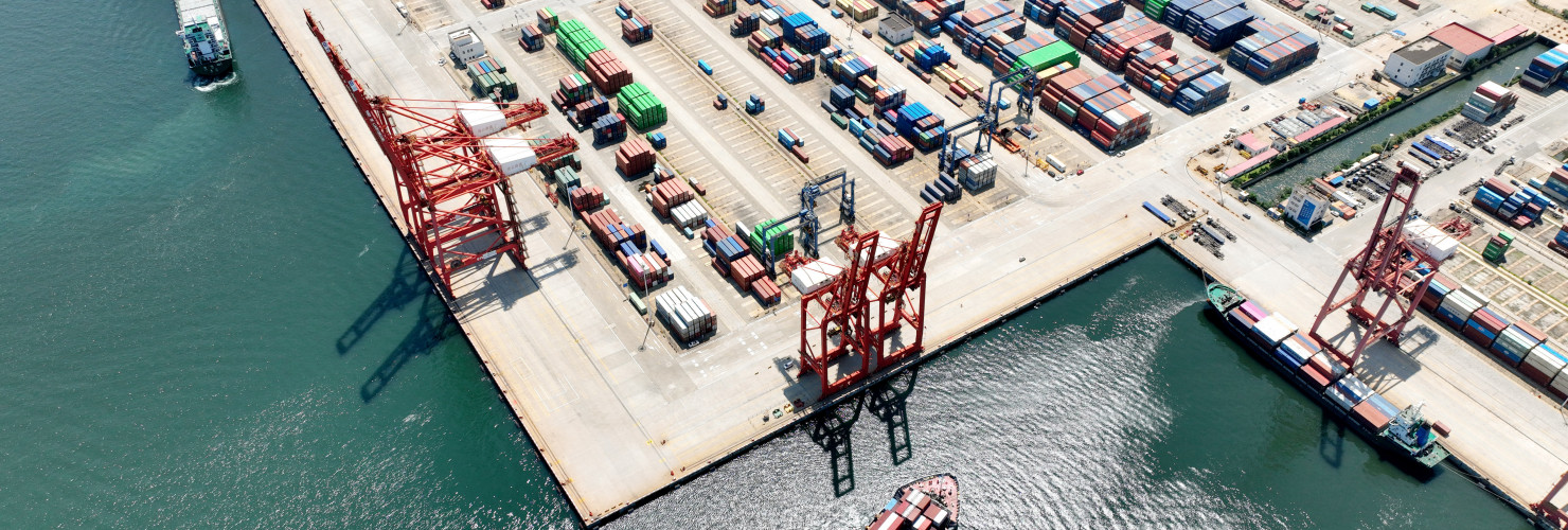  Aerial photo taken on Aug 7, 2022 shows the loading and unloading of import and export goods at the container terminal of Lianyungang Port in East China's Jiangsu Province. 