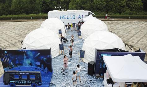 Visitors at the "Artificial Intelligence Science Popularization Exhibition" held by Baidu in Nanjing, September 2017. Image by ImagineChina.