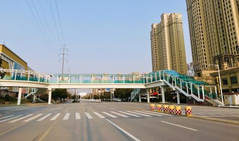 An empty avenue in Huanggang city during corona lockdown in February 2020.