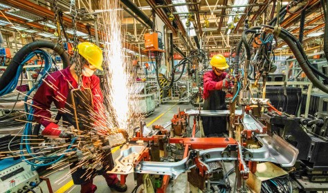 Workers an automobile manufacturing enterprise in Qingzhou City.