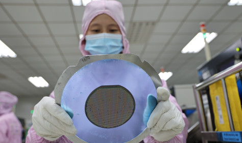 A worker produces semiconductors at a workshop of a semiconductor manufacturer in Binzhou, East China's Shandong Province, Jan 9, 2022.