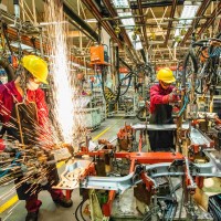 Workers an automobile manufacturing enterprise in Qingzhou City.