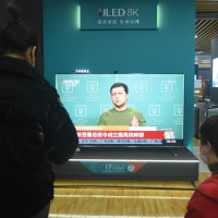 A citizen watches a news report on the conflict between Russia and Ukraine at an appliance store in Hangzhou, east China's Zhejiang Province, Feb 25, 2022.