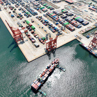  Aerial photo taken on Aug 7, 2022 shows the loading and unloading of import and export goods at the container terminal of Lianyungang Port in East China's Jiangsu Province. 