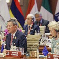 Chinese Premier Li Qiang (C) and European Commission President Ursula von der Leyen at the G20 summit in New Delhi, September 2023