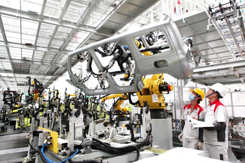  Engineers in front of robots in Chongqing